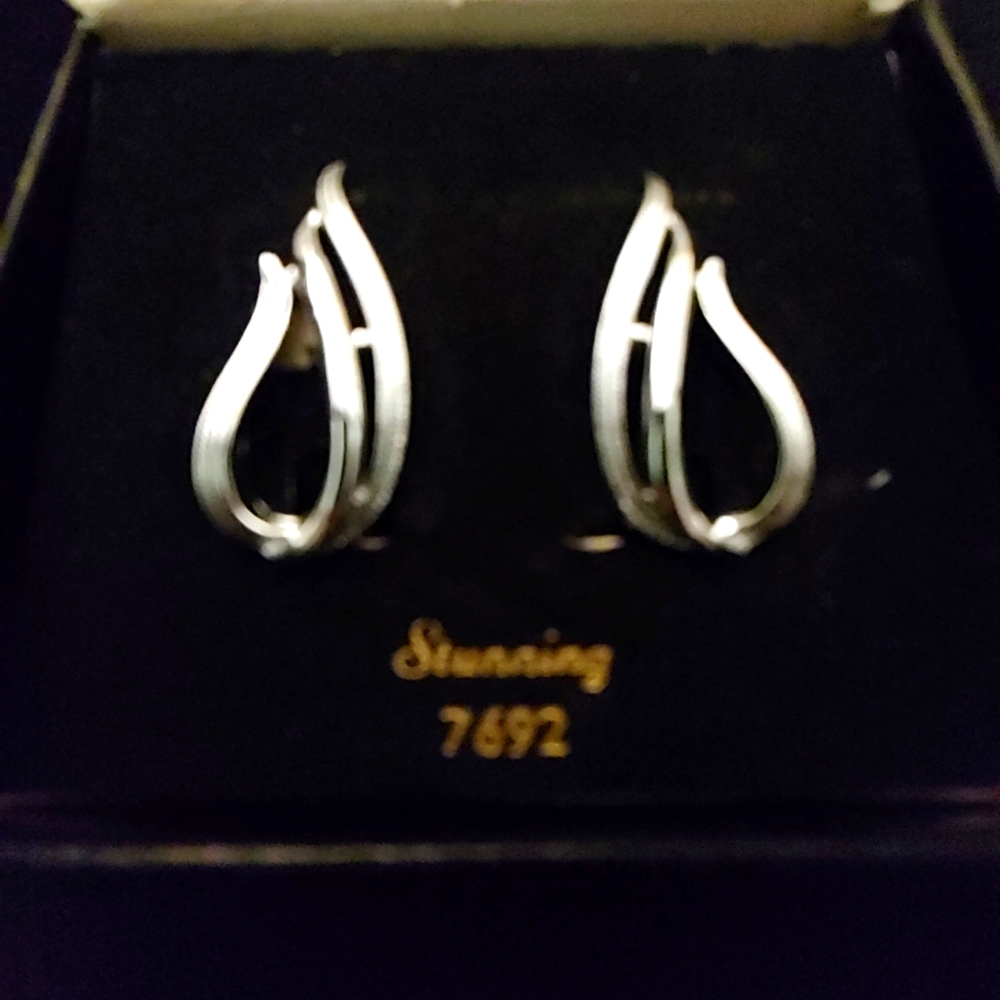 VTG  Sarah Coventry Silvertone Earrings